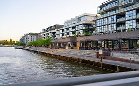 Lakefront Modern 2 Bdr Apartment With 2 Parking Kingston